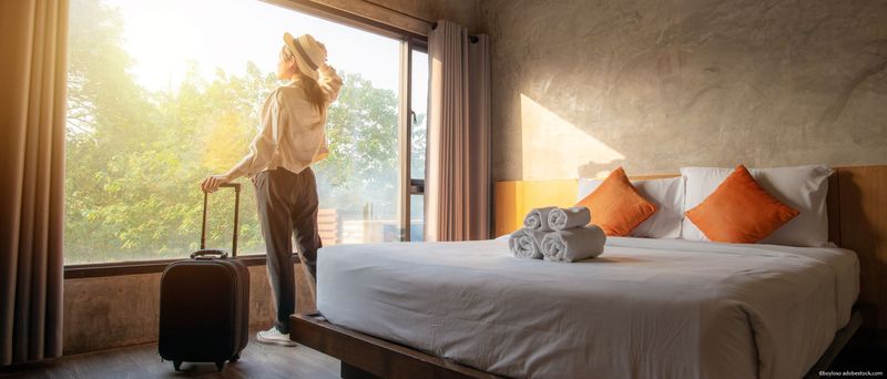 Hotelgast am Zimmerfenster